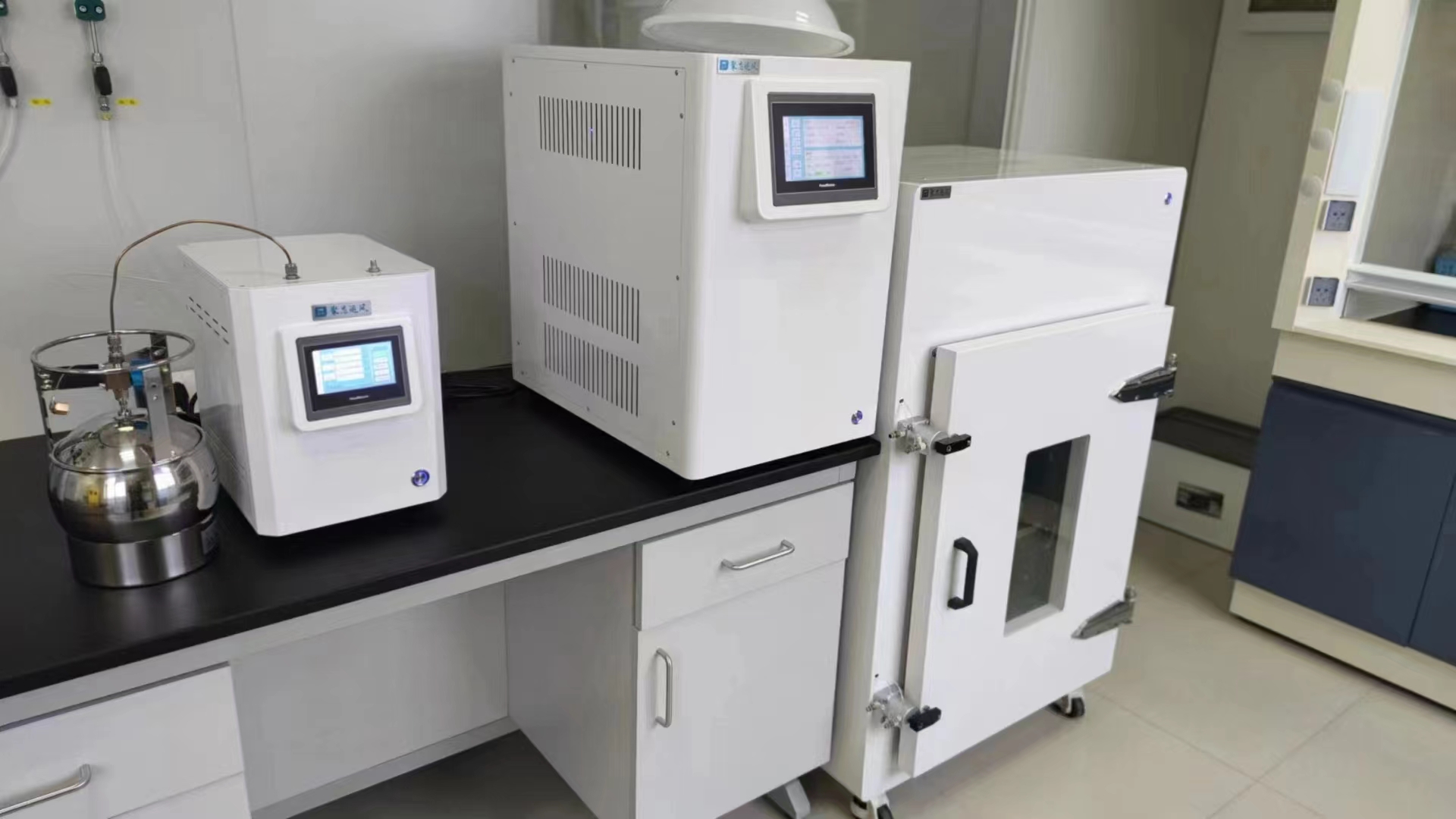 苏玛罐与大气预浓缩仪实验连接实拍图